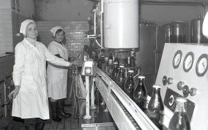 Spragnieni? Pracownice wytwórni wód gazowanych w Rybniku znały się na swoim fachu. Zdj. Zenon Keller (1982 rok)