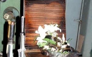 Wiązanka pożegnalna na fotelu maszynisty w dniu odcięcia pary na szybie Głowacki
