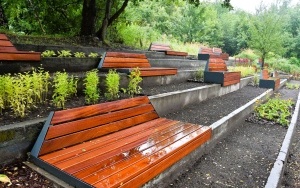 Nowe ławki przy tężni na stopniach dawnego basenu na Paruszowcu (2)